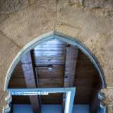 Su un lato si apre un�ampia finestra ad arco ogivale...